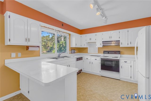 492 Pine Reach Drive, Kilmarnock, VA 22482