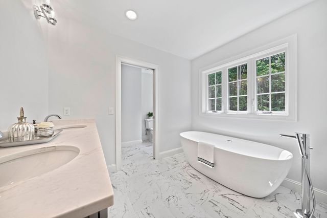 4 Clarendon Circle, Holbrook, MA 02343