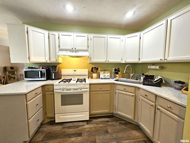 315 COLONY Drive, Davenport, IA 52806