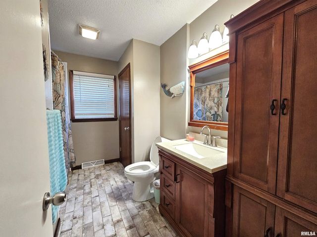 315 COLONY Drive, Davenport, IA 52806