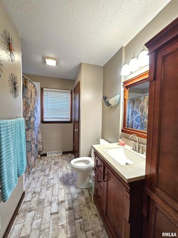 315 COLONY Drive, Davenport, IA 52806