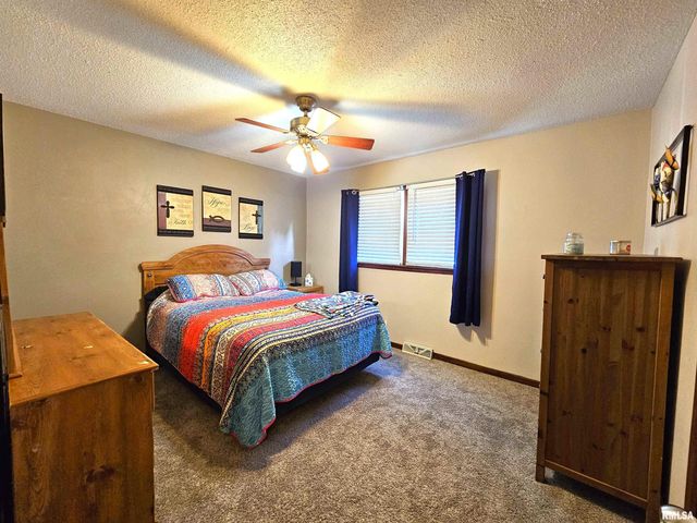 315 COLONY Drive, Davenport, IA 52806