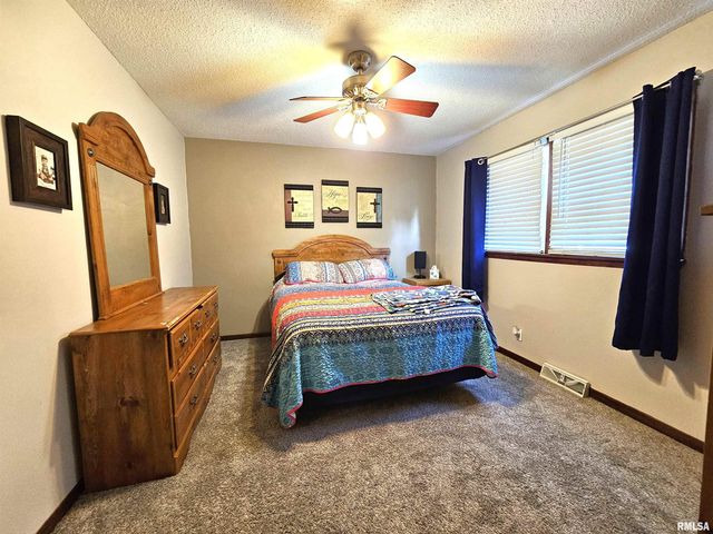 315 COLONY Drive, Davenport, IA 52806