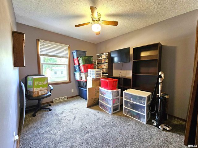 315 COLONY Drive, Davenport, IA 52806