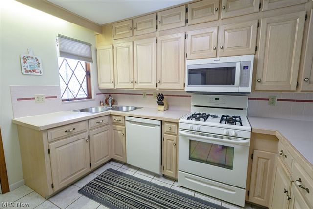 1009 Fair Oaks Avenue SW, North Canton, OH 44720