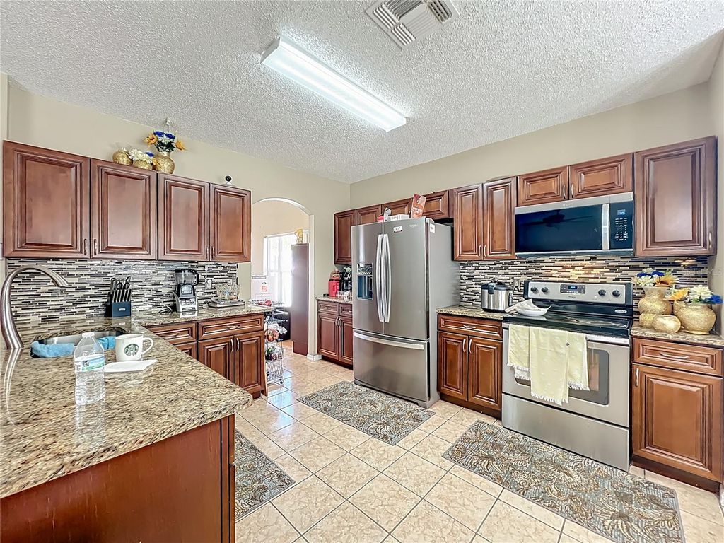 Image 7 of property listing at 8016 EQUITATION COURT, Orlando, FL 32818