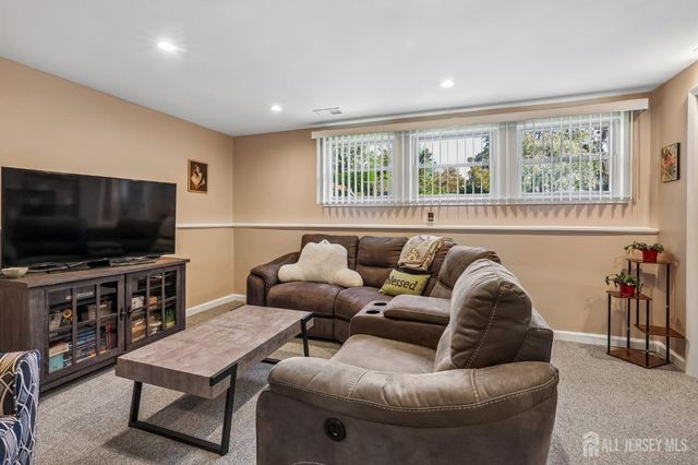 9 Heather Drive, Manalapan, NJ 07726