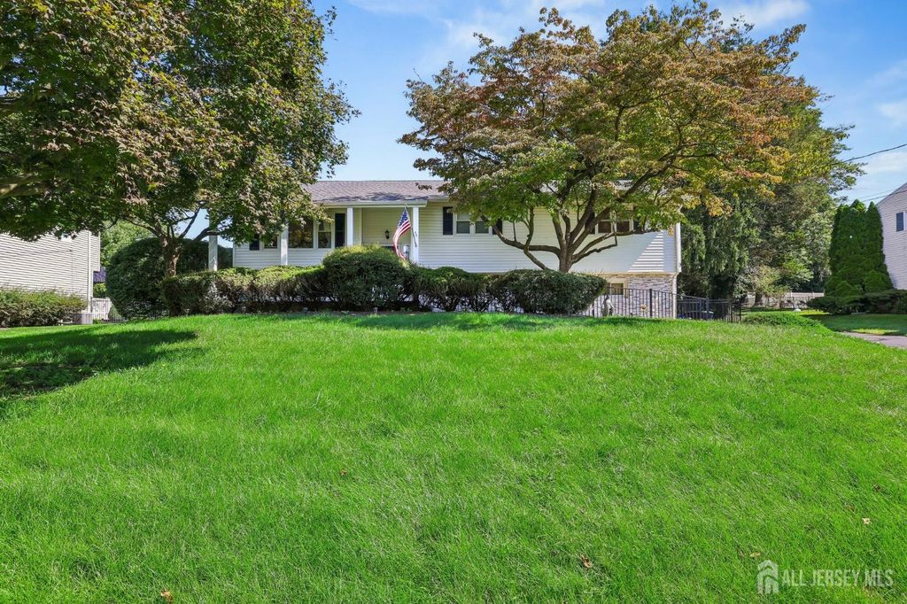 9 Heather Drive, Manalapan, NJ 07726