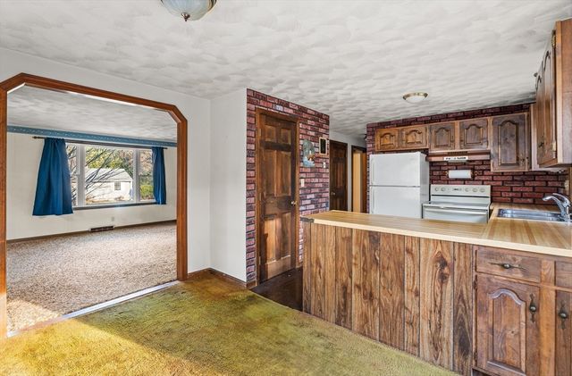 16 Picard Cir, Easthampton, MA 01027