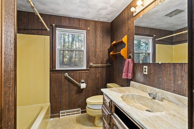 16 Picard Cir, Easthampton, MA 01027