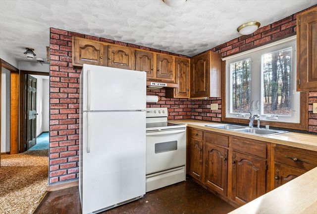 16 Picard Cir, Easthampton, MA 01027