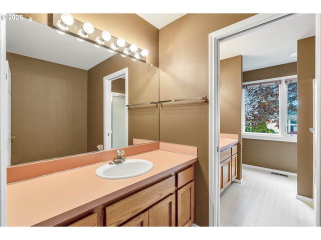 7061 Sw WINDEMERE Loop, Portland, OR 97225