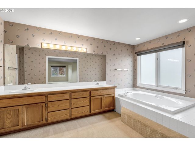 7061 Sw WINDEMERE Loop, Portland, OR 97225