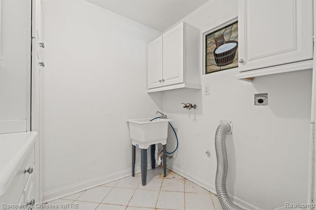 952 N Reading Road, Bloomfield Hills, MI 48304