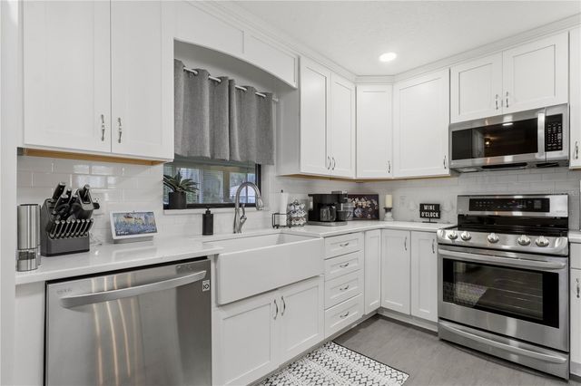 1381 CR 446A, Lake Panasoffkee, FL 33538