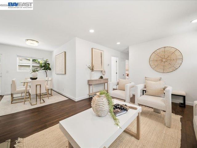 7527 Frederiksen Ln, Dublin, CA 94568