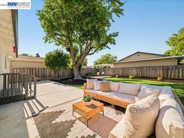 7527 Frederiksen Ln, Dublin, CA 94568