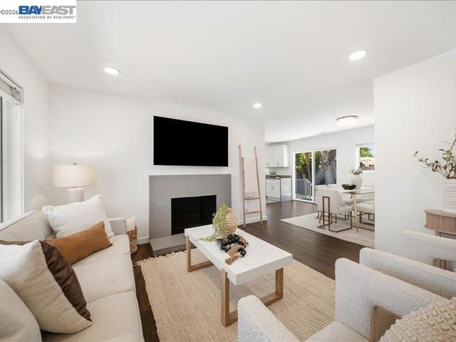 7527 Frederiksen Ln, Dublin, CA 94568