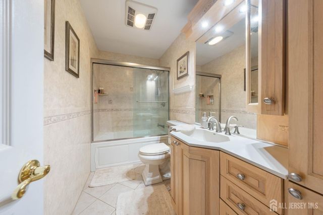21 Knoll Court, Old Bridge, NJ 07747