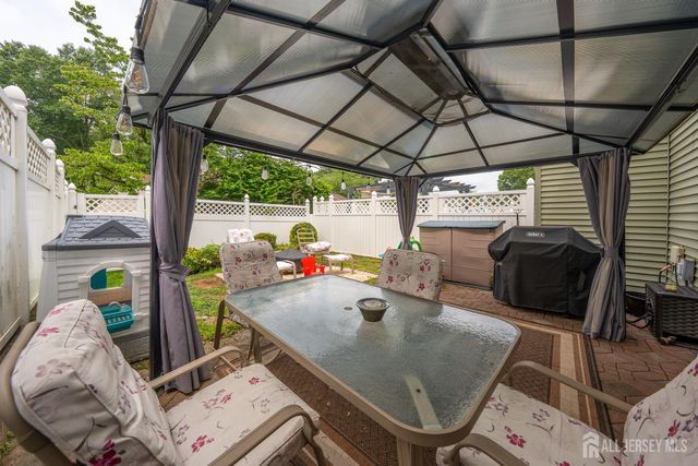 21 Knoll Court, Old Bridge, NJ 07747