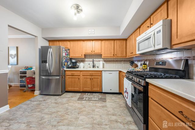 21 Knoll Court, Old Bridge, NJ 07747