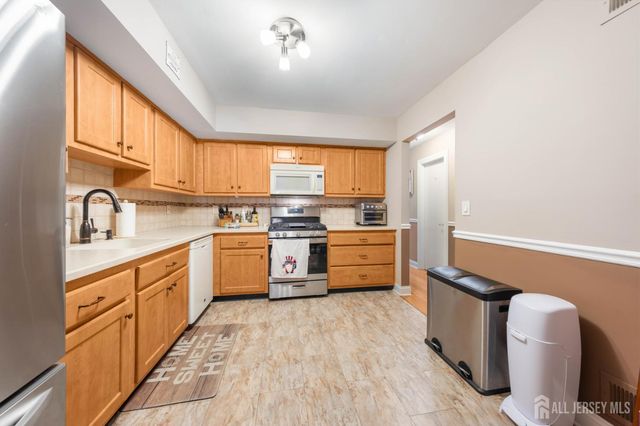 21 Knoll Court, Old Bridge, NJ 07747