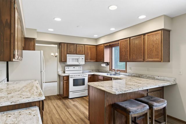 3016 Lakewood Drive N, Maplewood, MN 55109