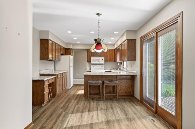 3016 Lakewood Drive N, Maplewood, MN 55109