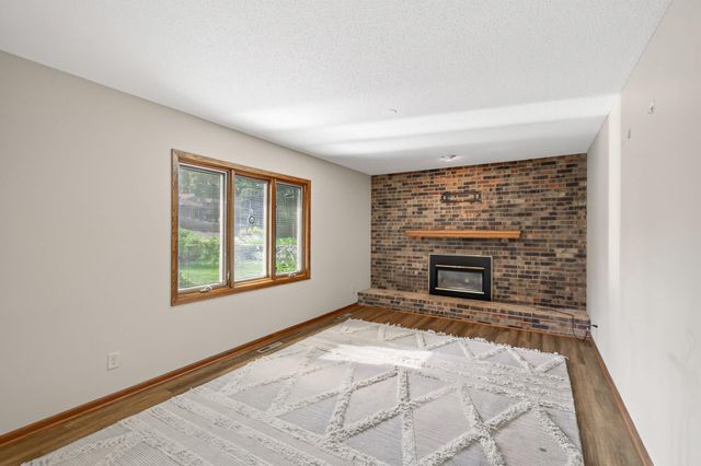 3016 Lakewood Drive N, Maplewood, MN 55109