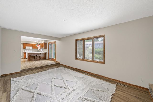 3016 Lakewood Drive N, Maplewood, MN 55109