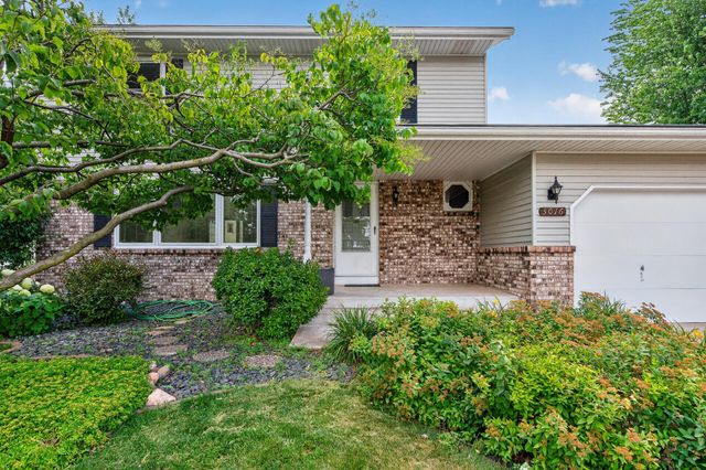 3016 Lakewood Drive N, Maplewood, MN 55109