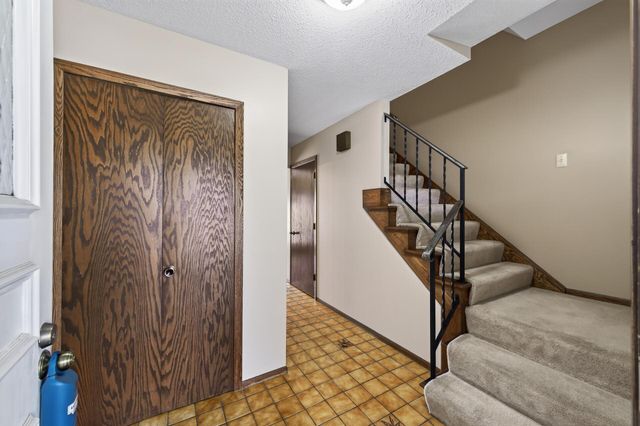 3016 Lakewood Drive N, Maplewood, MN 55109
