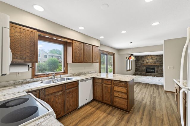 3016 Lakewood Drive N, Maplewood, MN 55109