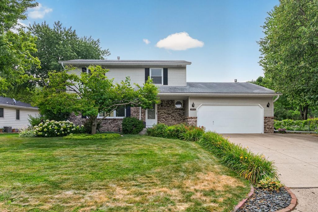 3016 Lakewood Drive N, Maplewood, MN 55109