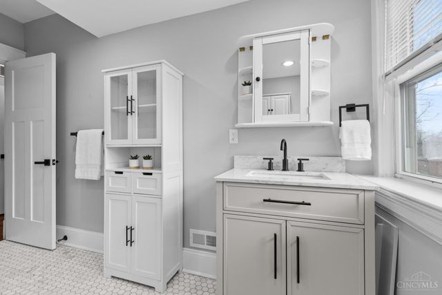 860 Buena Vista Place, Cincinnati, OH 45206