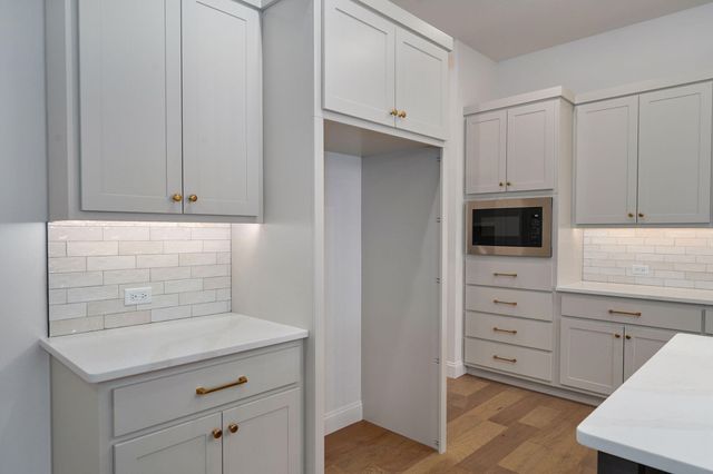 2136 N Sun Valley Drive, Springfield, MO 65802