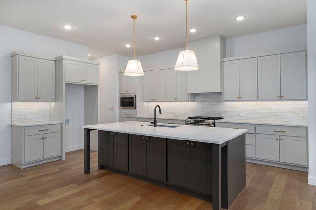 2136 N Sun Valley Drive, Springfield, MO 65802