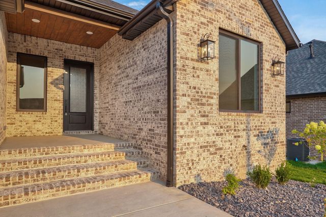 2136 N Sun Valley Drive, Springfield, MO 65802