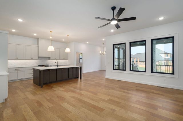 2136 N Sun Valley Drive, Springfield, MO 65802