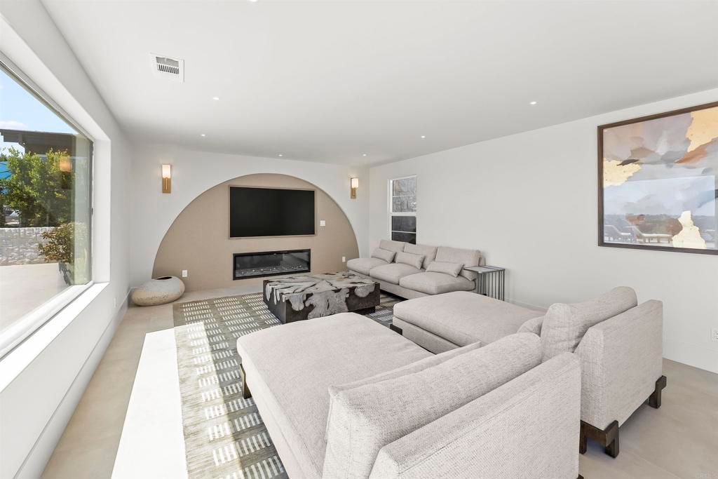 Image 10 of property listing at 3080 Lloyd Street, San Diego, CA 92117