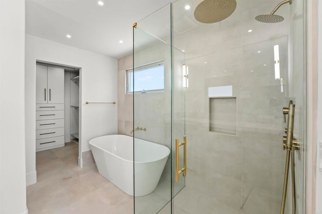 Image 14 of property listing at 3080 Lloyd Street, San Diego, CA 92117