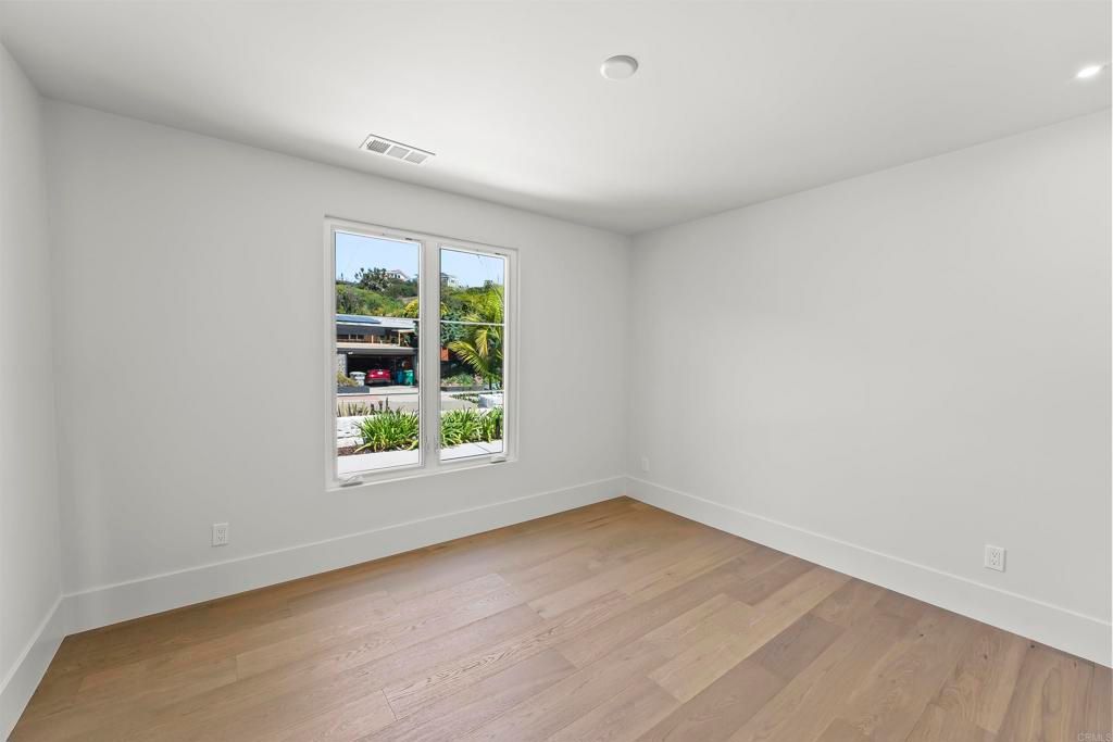 Image 15 of property listing at 3080 Lloyd Street, San Diego, CA 92117