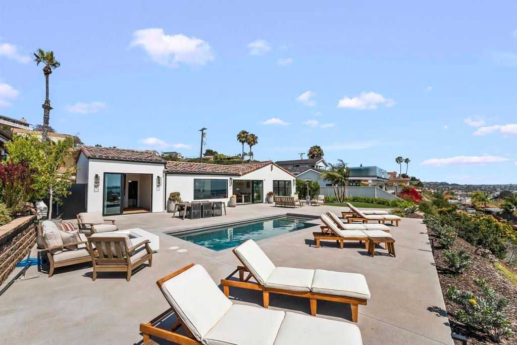 Image 2 of property listing at 3080 Lloyd Street, San Diego, CA 92117
