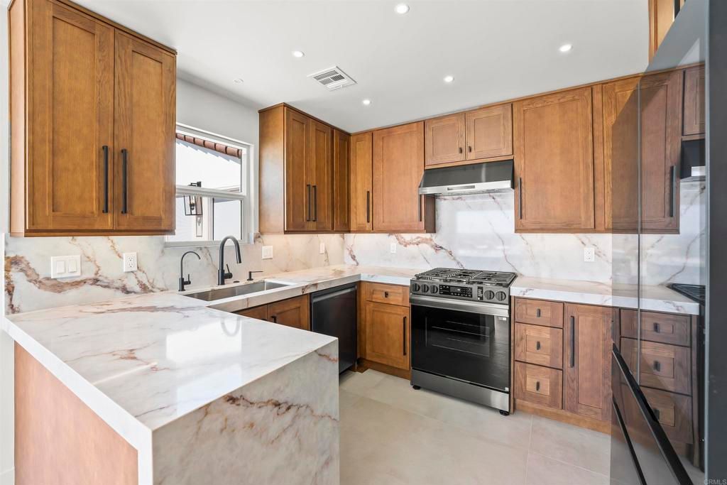 Image 6 of property listing at 3080 Lloyd Street, San Diego, CA 92117