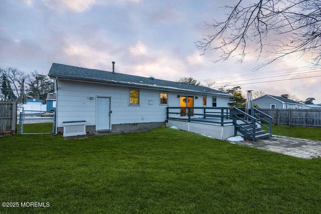 46 Bowline Street, Beachwood, NJ 08722