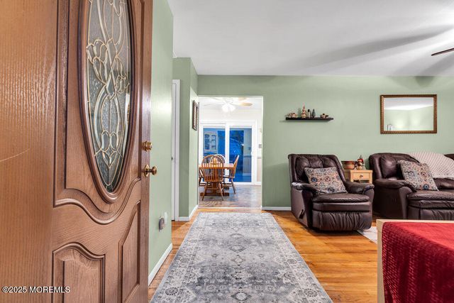 46 Bowline Street, Beachwood, NJ 08722