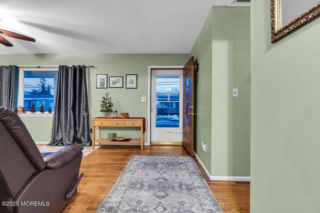 46 Bowline Street, Beachwood, NJ 08722