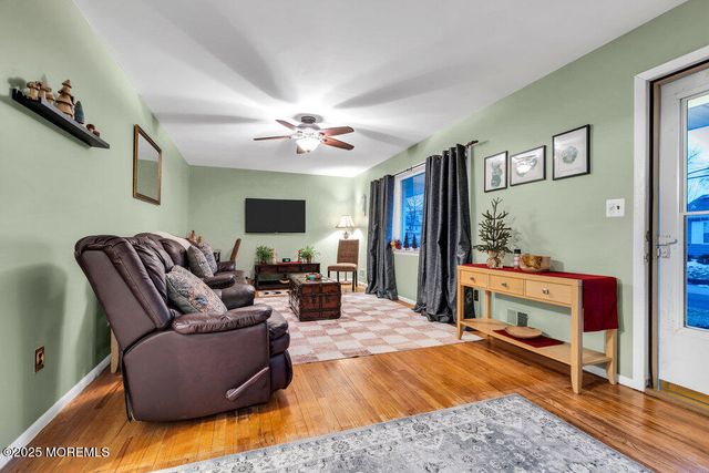 46 Bowline Street, Beachwood, NJ 08722