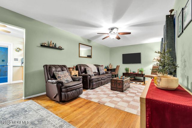 46 Bowline Street, Beachwood, NJ 08722