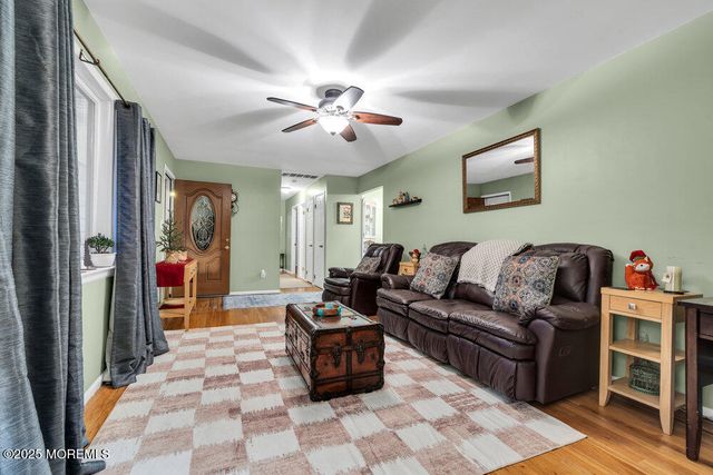 46 Bowline Street, Beachwood, NJ 08722